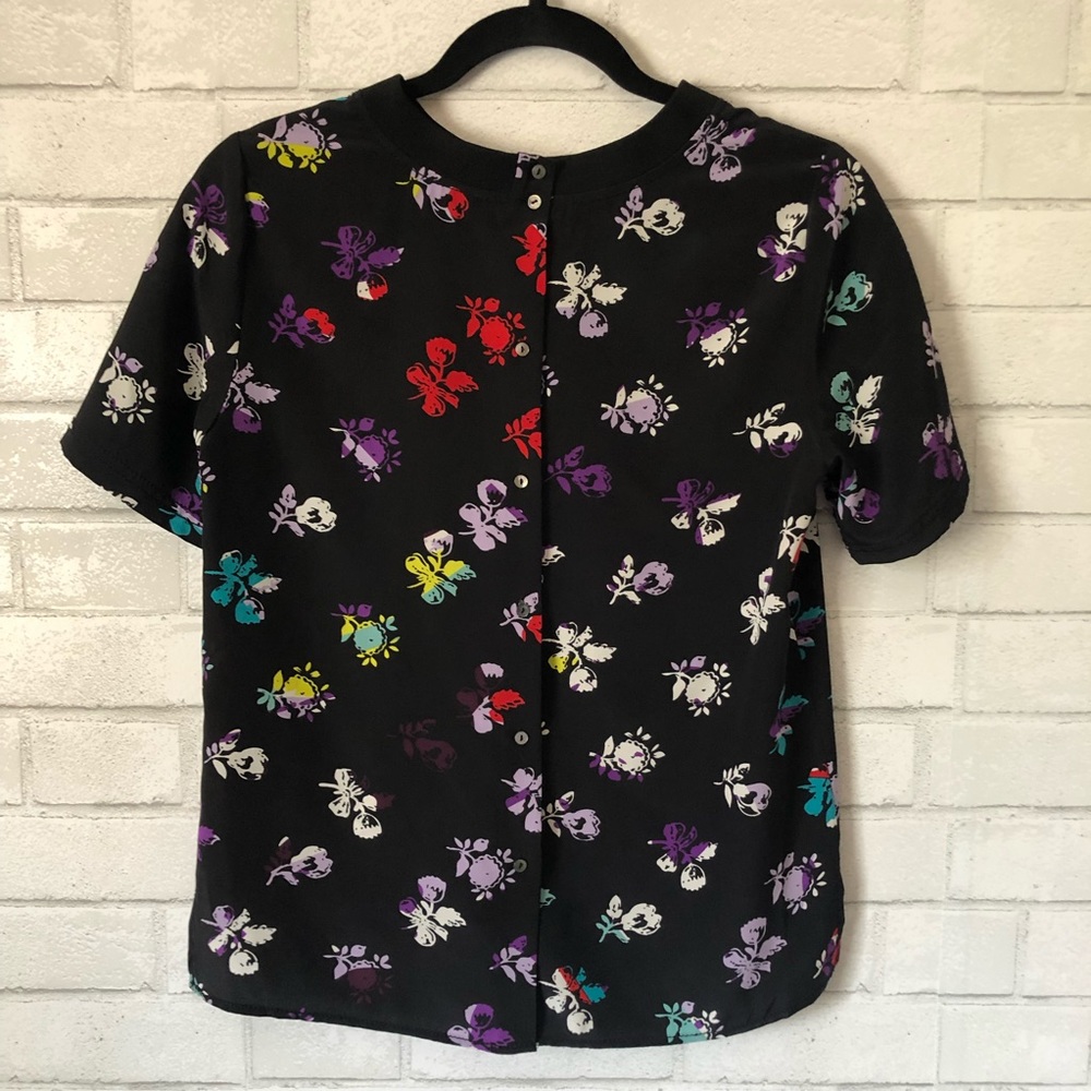 Diane Von Furstenberg Back Button Floral Blouse Short Sleeve Top Size P 0/2 - Picture 2 of 3
